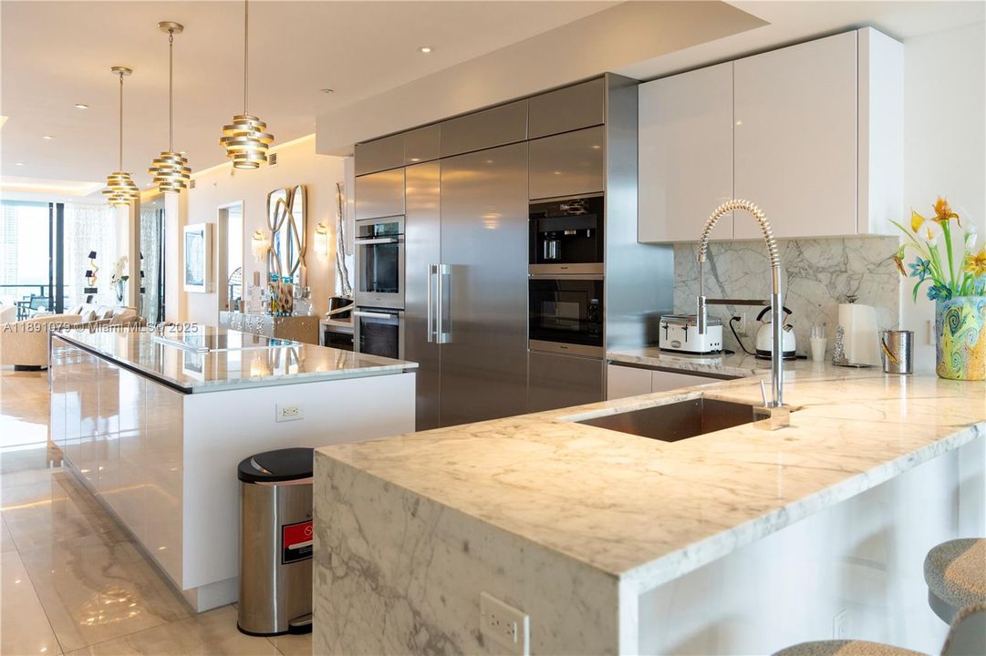 Active With Contract: $3,150,000 (3 beds, 4 baths, 2956 Square Feet)