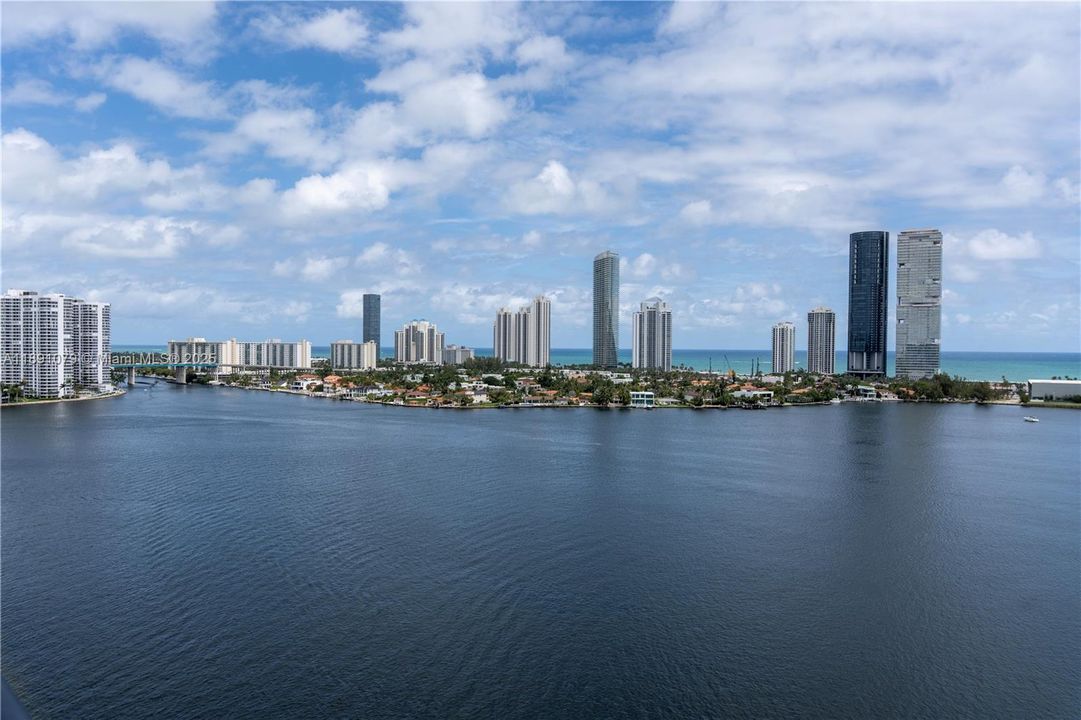 Active With Contract: $3,150,000 (3 beds, 4 baths, 2956 Square Feet)