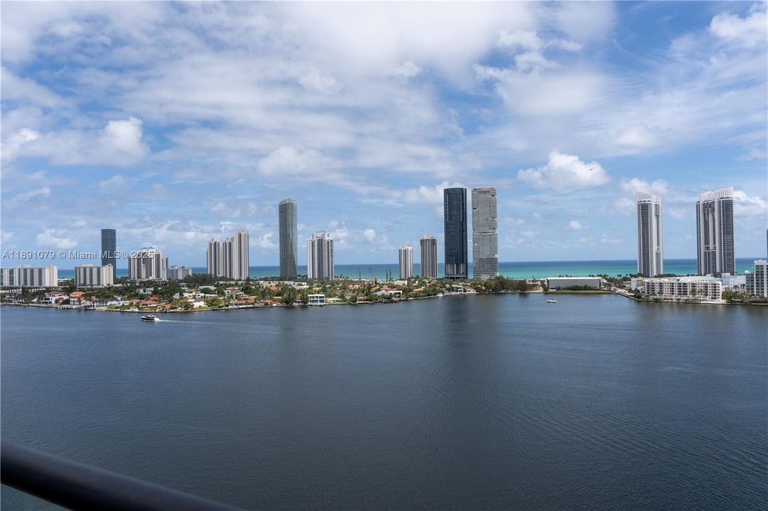 Active With Contract: $3,150,000 (3 beds, 4 baths, 2956 Square Feet)