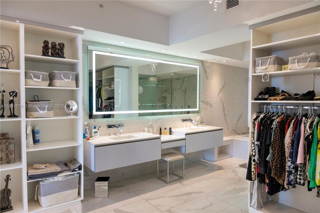 Active With Contract: $3,150,000 (3 beds, 4 baths, 2956 Square Feet)