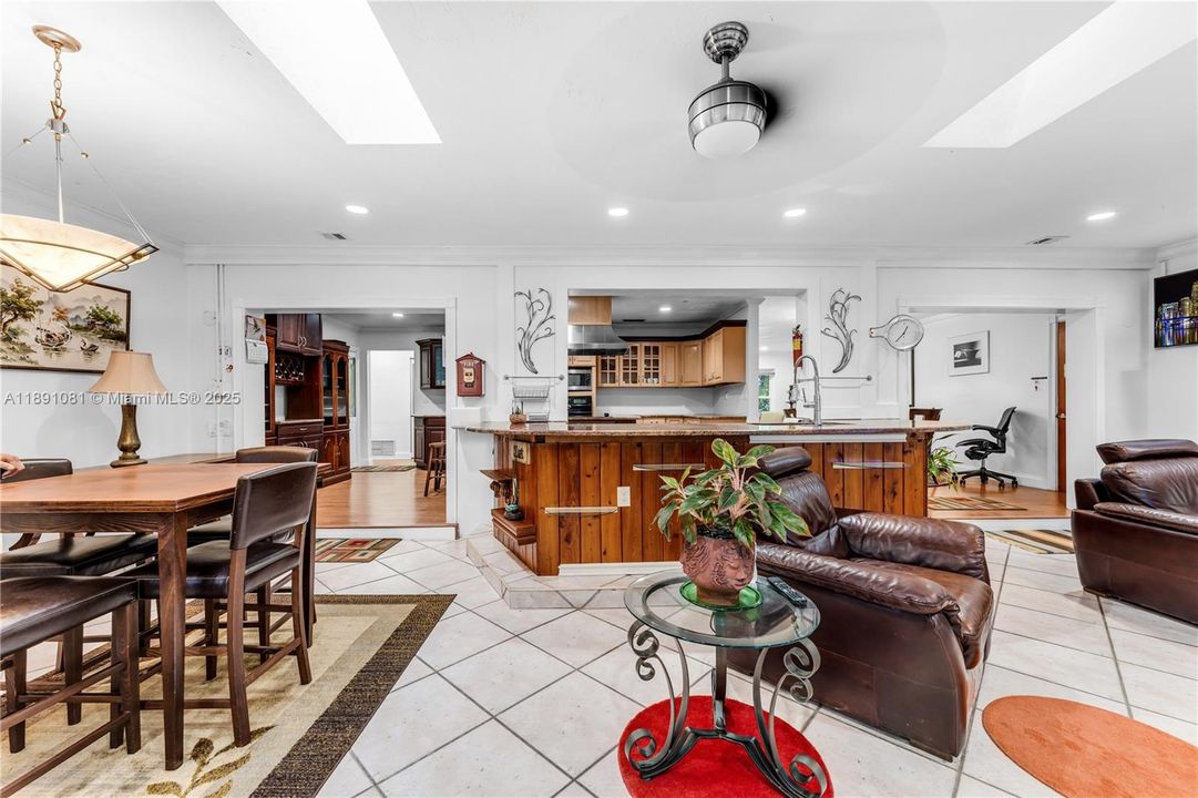 На продажу: $1,100,000 (5 спален, 3 ванн, 2324 Квадратных фут)