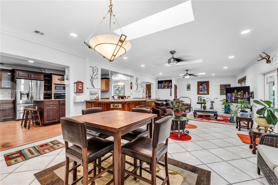 На продажу: $1,100,000 (5 спален, 3 ванн, 2324 Квадратных фут)