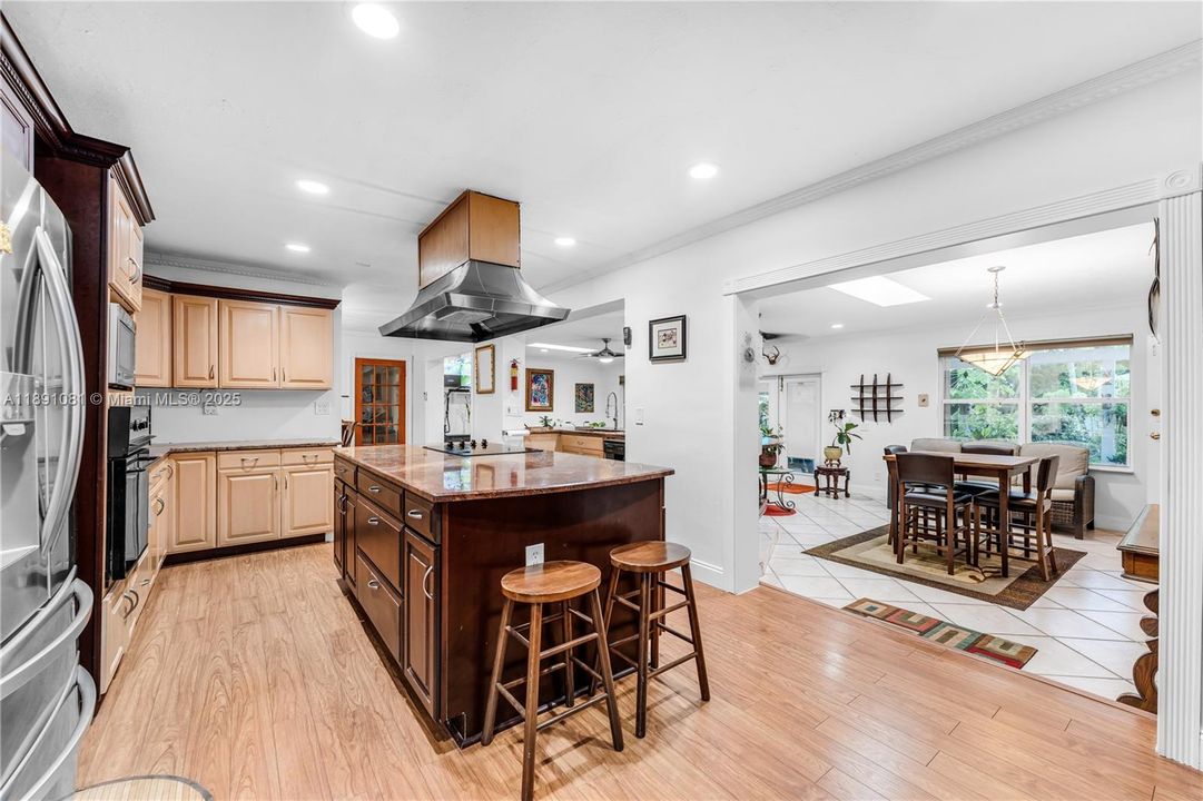 На продажу: $1,100,000 (5 спален, 3 ванн, 2324 Квадратных фут)