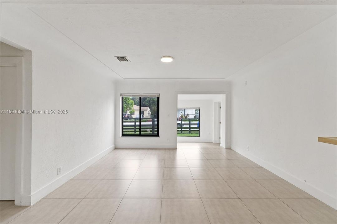 Vendido Recientemente: $714,000 (3 camas, 2 baños, 1202 Pies cuadrados)