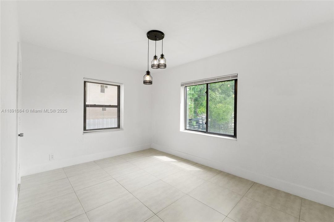 Vendido Recientemente: $714,000 (3 camas, 2 baños, 1202 Pies cuadrados)