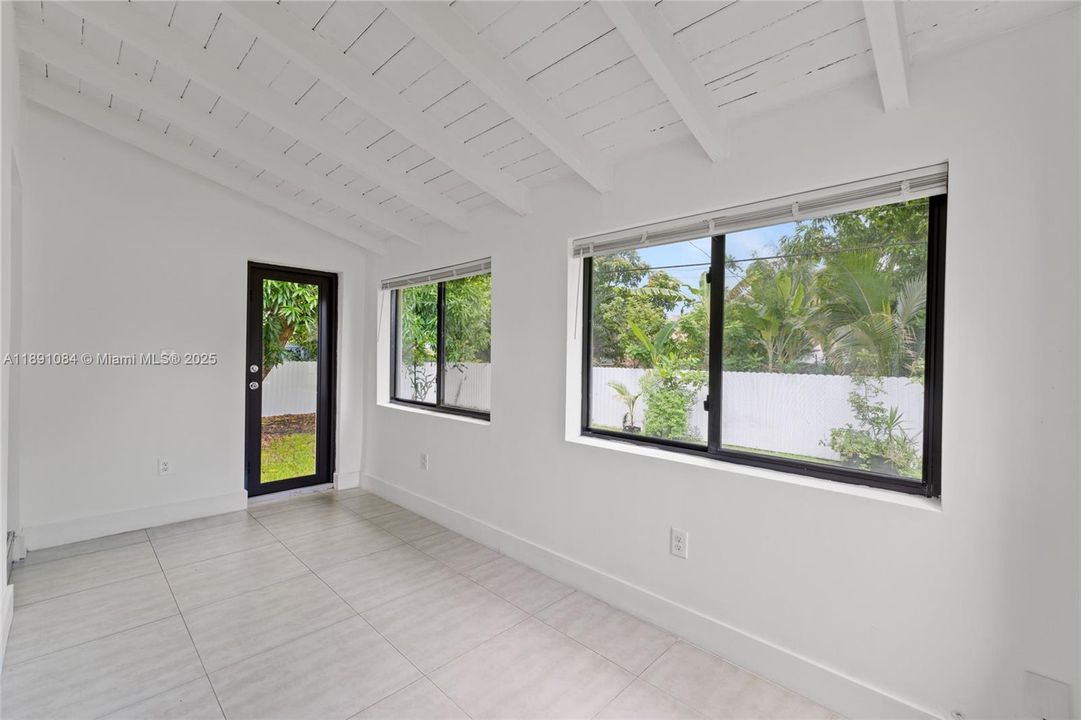 Vendido Recientemente: $714,000 (3 camas, 2 baños, 1202 Pies cuadrados)