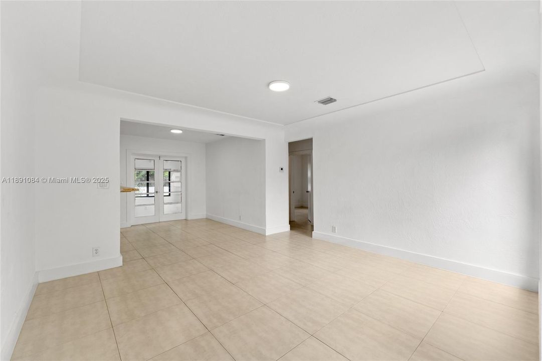 Vendido Recientemente: $714,000 (3 camas, 2 baños, 1202 Pies cuadrados)