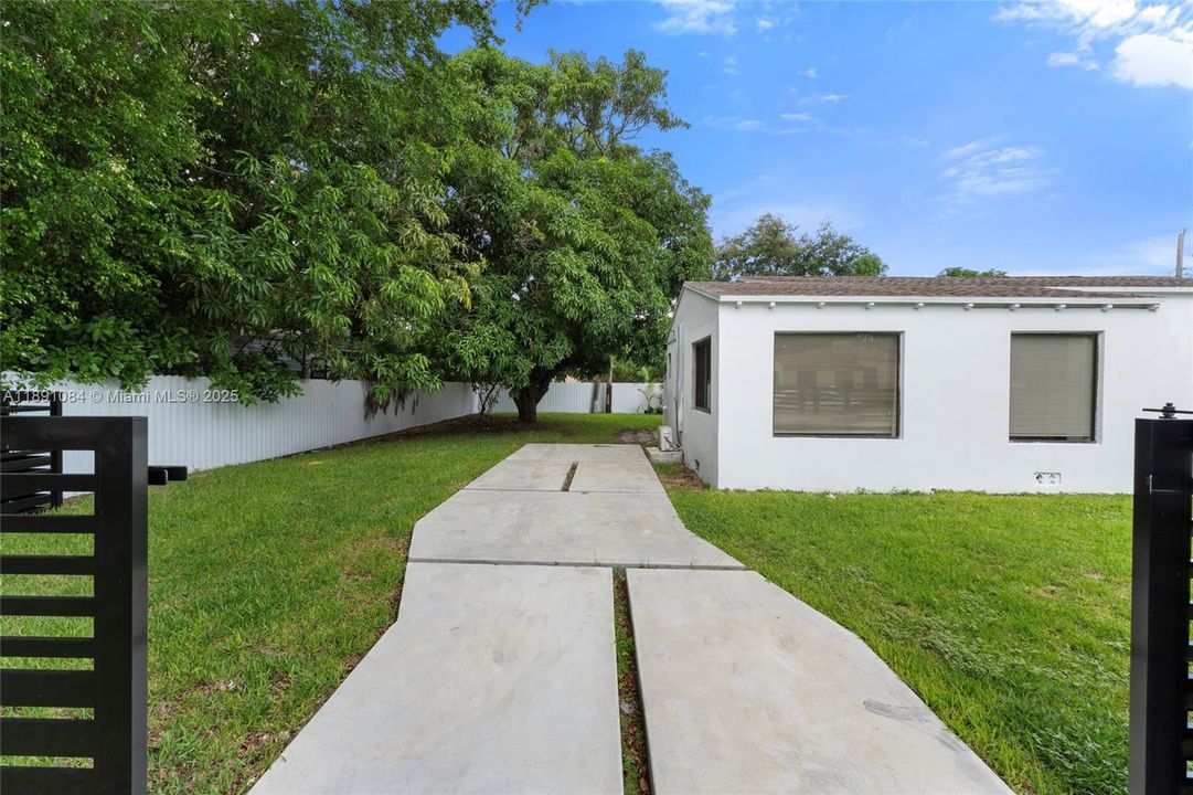 Vendido Recientemente: $714,000 (3 camas, 2 baños, 1202 Pies cuadrados)