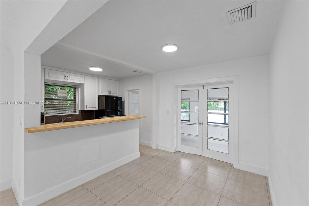 Vendido Recientemente: $714,000 (3 camas, 2 baños, 1202 Pies cuadrados)