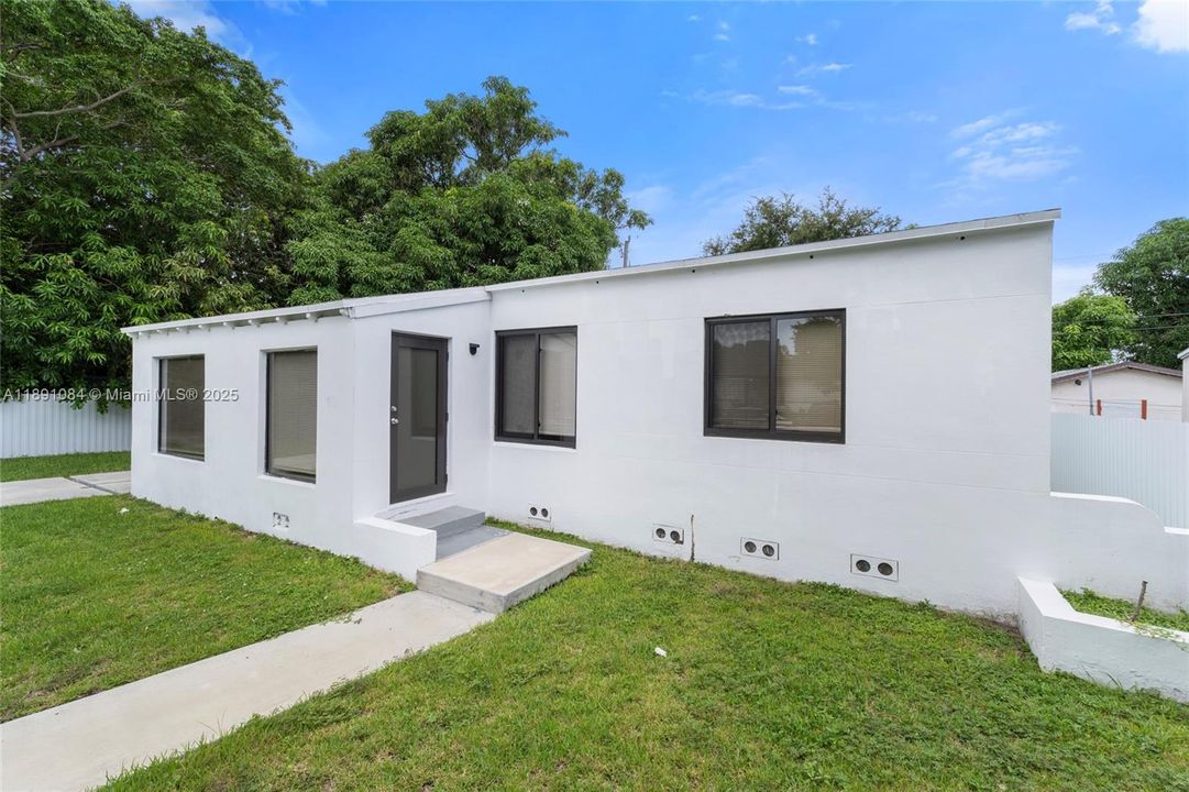 Vendido Recientemente: $714,000 (3 camas, 2 baños, 1202 Pies cuadrados)