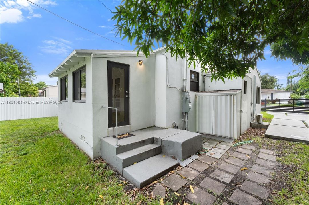 Vendido Recientemente: $714,000 (3 camas, 2 baños, 1202 Pies cuadrados)