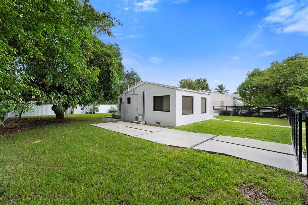 Vendido Recientemente: $714,000 (3 camas, 2 baños, 1202 Pies cuadrados)