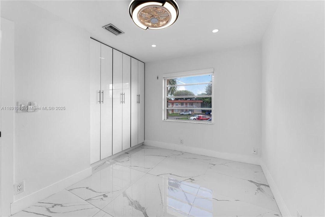 Под контрактом: $299,000 (3 спален, 1 ванн, 952 Квадратных фут)