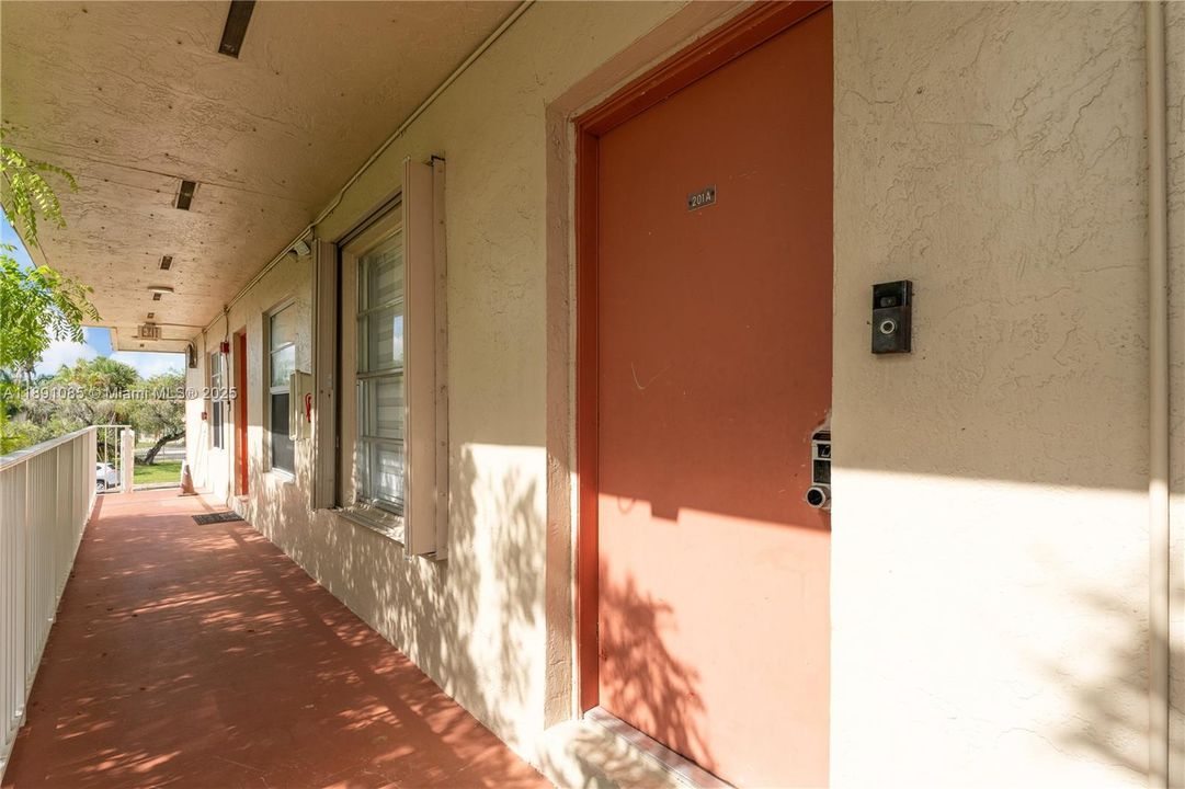 Под контрактом: $299,000 (3 спален, 1 ванн, 952 Квадратных фут)