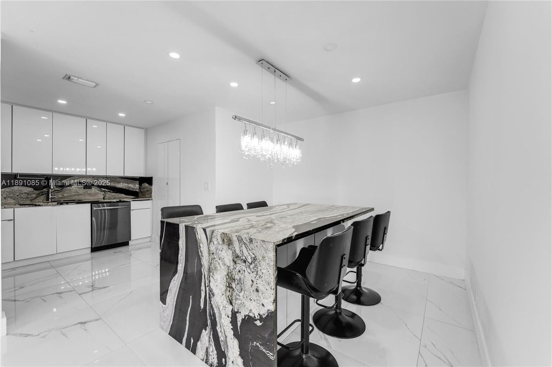 Под контрактом: $299,000 (3 спален, 1 ванн, 952 Квадратных фут)