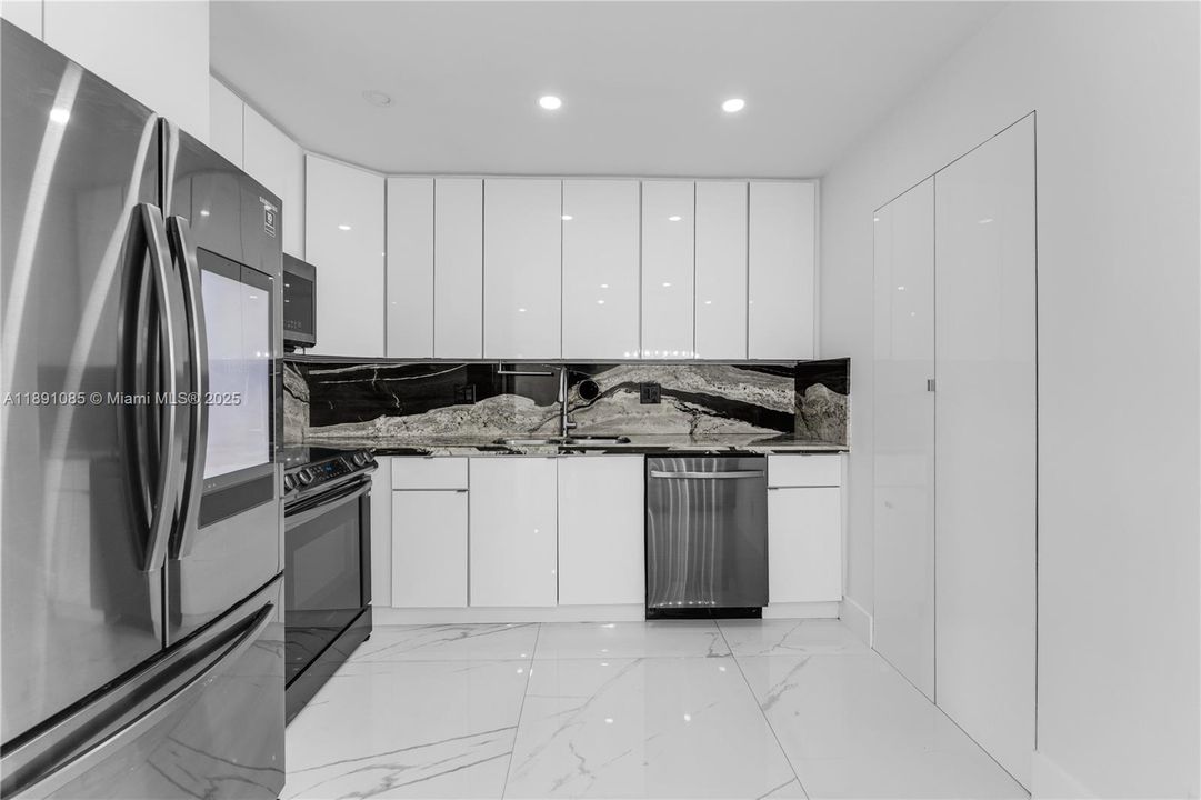 Под контрактом: $299,000 (3 спален, 1 ванн, 952 Квадратных фут)