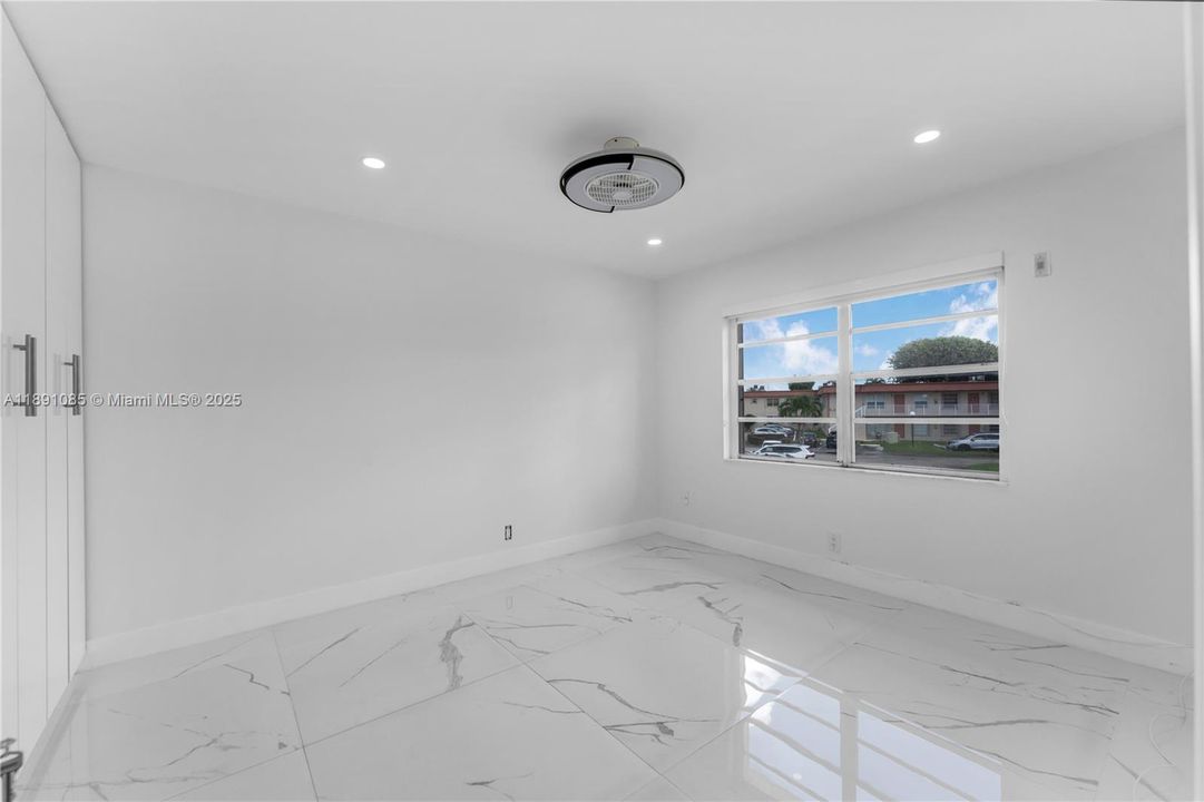 Под контрактом: $299,000 (3 спален, 1 ванн, 952 Квадратных фут)