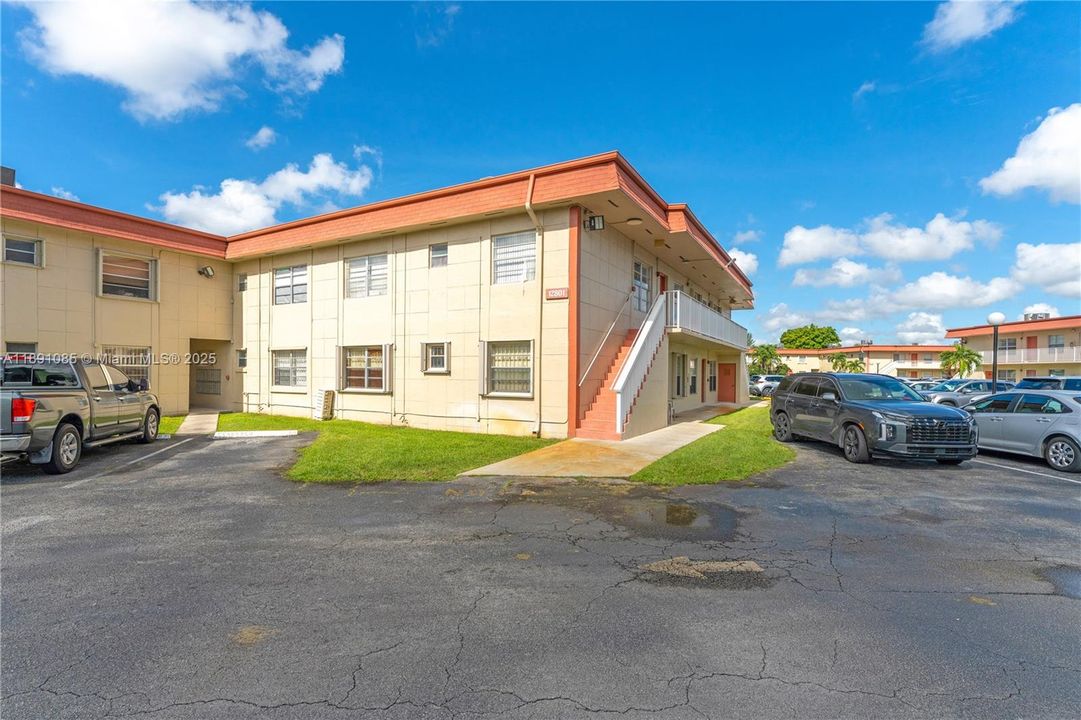 Под контрактом: $299,000 (3 спален, 1 ванн, 952 Квадратных фут)