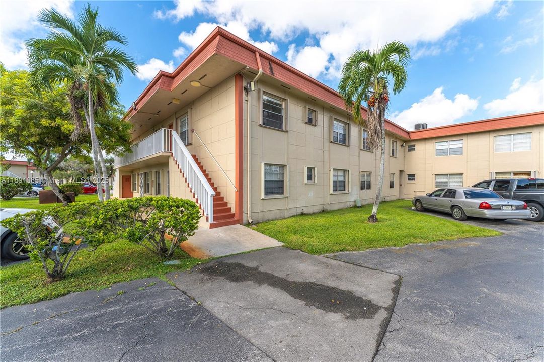 Под контрактом: $299,000 (3 спален, 1 ванн, 952 Квадратных фут)