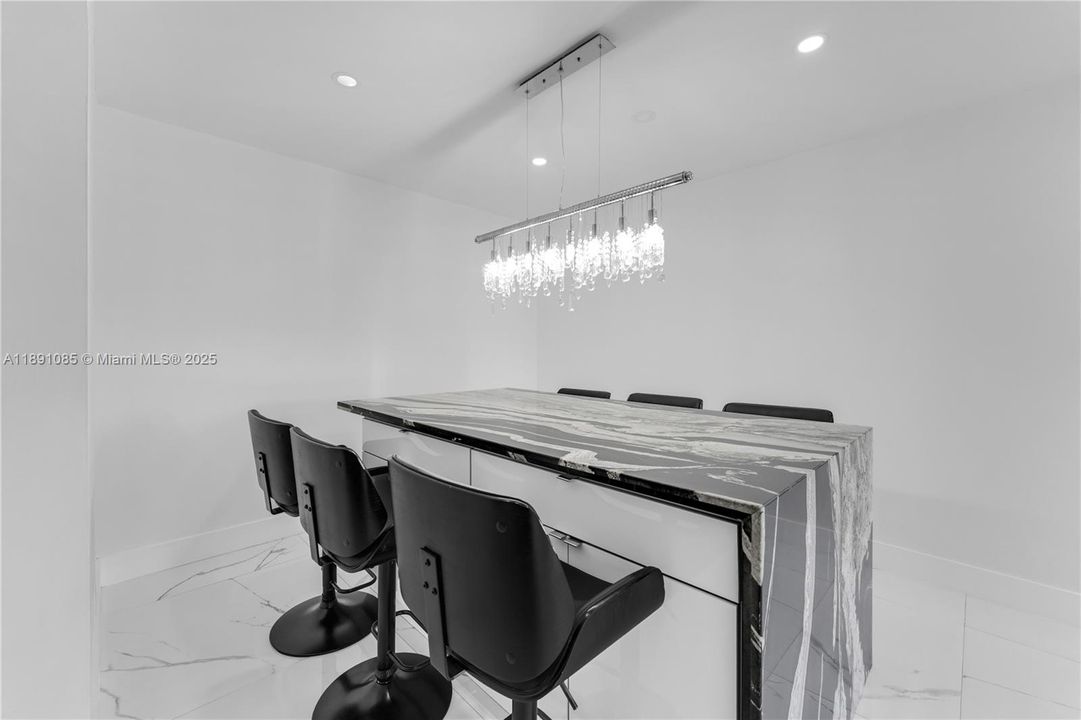 Под контрактом: $299,000 (3 спален, 1 ванн, 952 Квадратных фут)