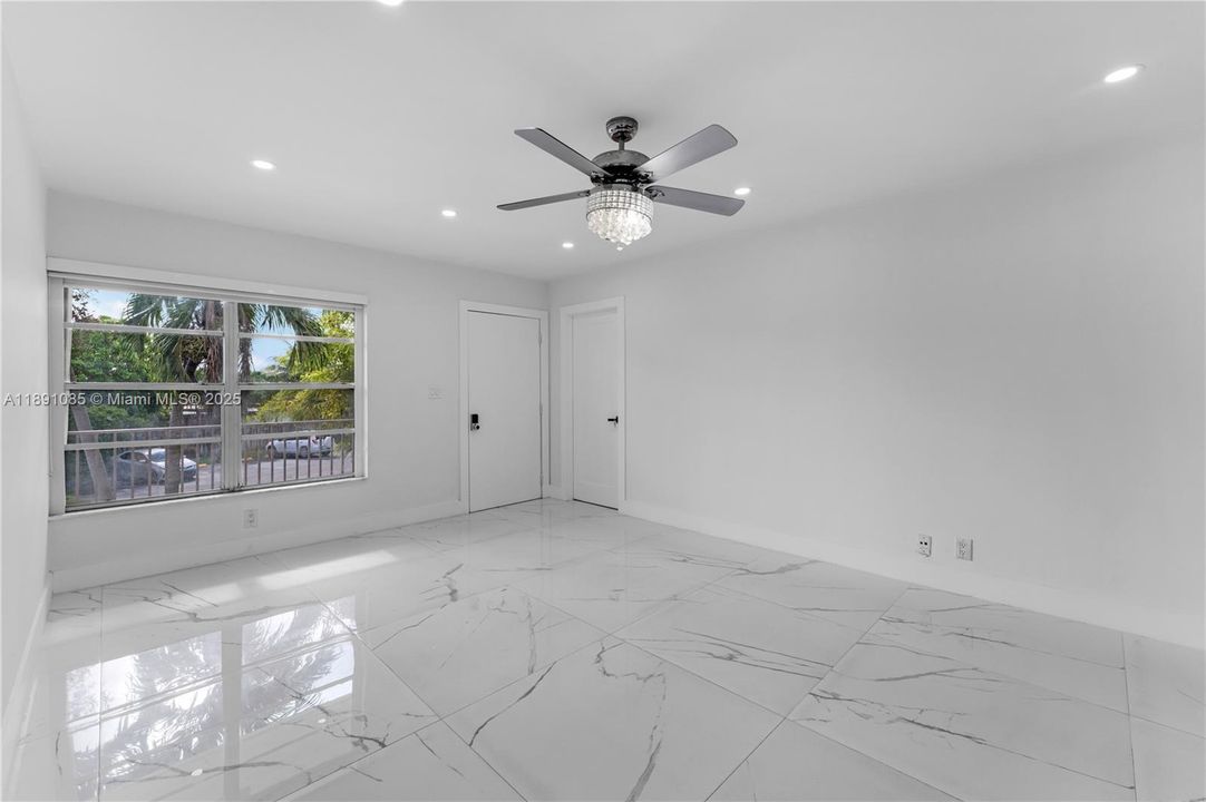 Под контрактом: $299,000 (3 спален, 1 ванн, 952 Квадратных фут)