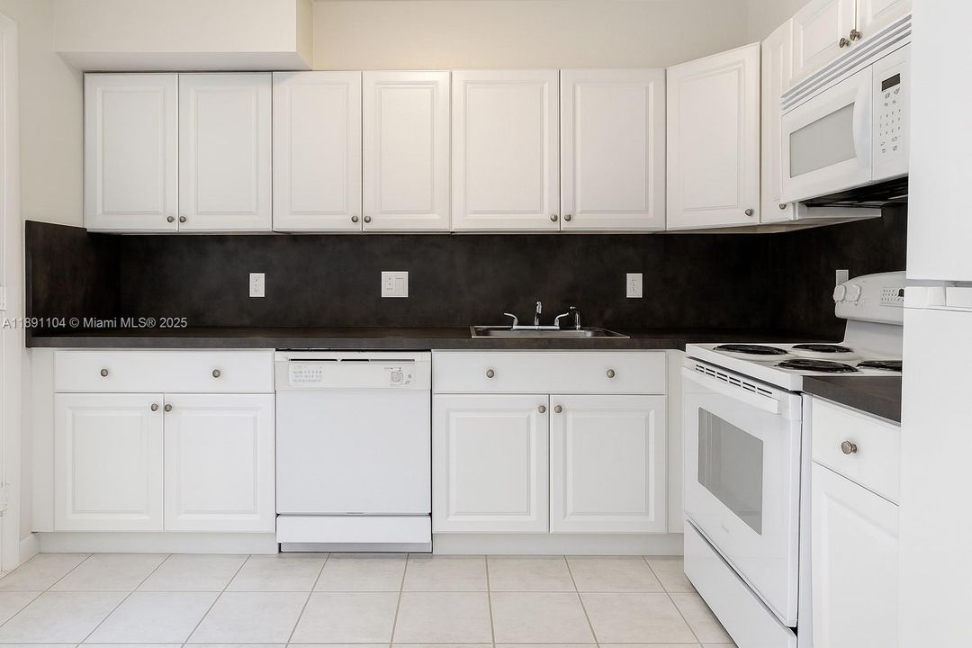 待售: $379,000 (1 贝兹, 1 浴室, 780 平方英尺)