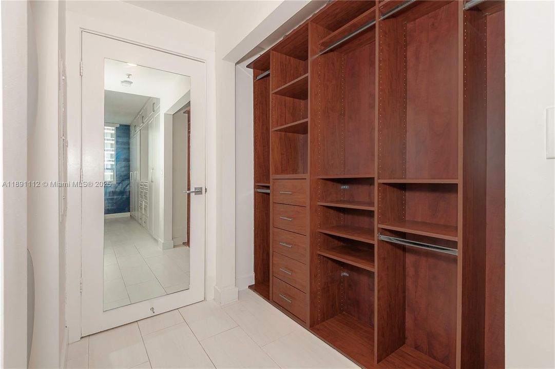 待售: $550,000 (1 贝兹, 1 浴室, 863 平方英尺)