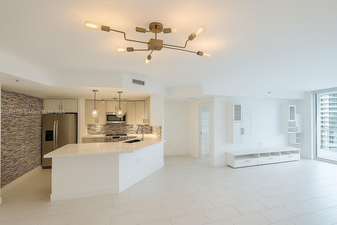 待售: $550,000 (1 贝兹, 1 浴室, 863 平方英尺)