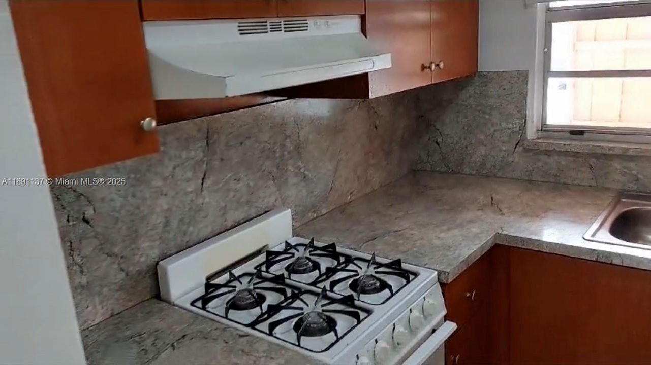 合同活跃: $1,750 (1 贝兹, 1 浴室, 800 平方英尺)