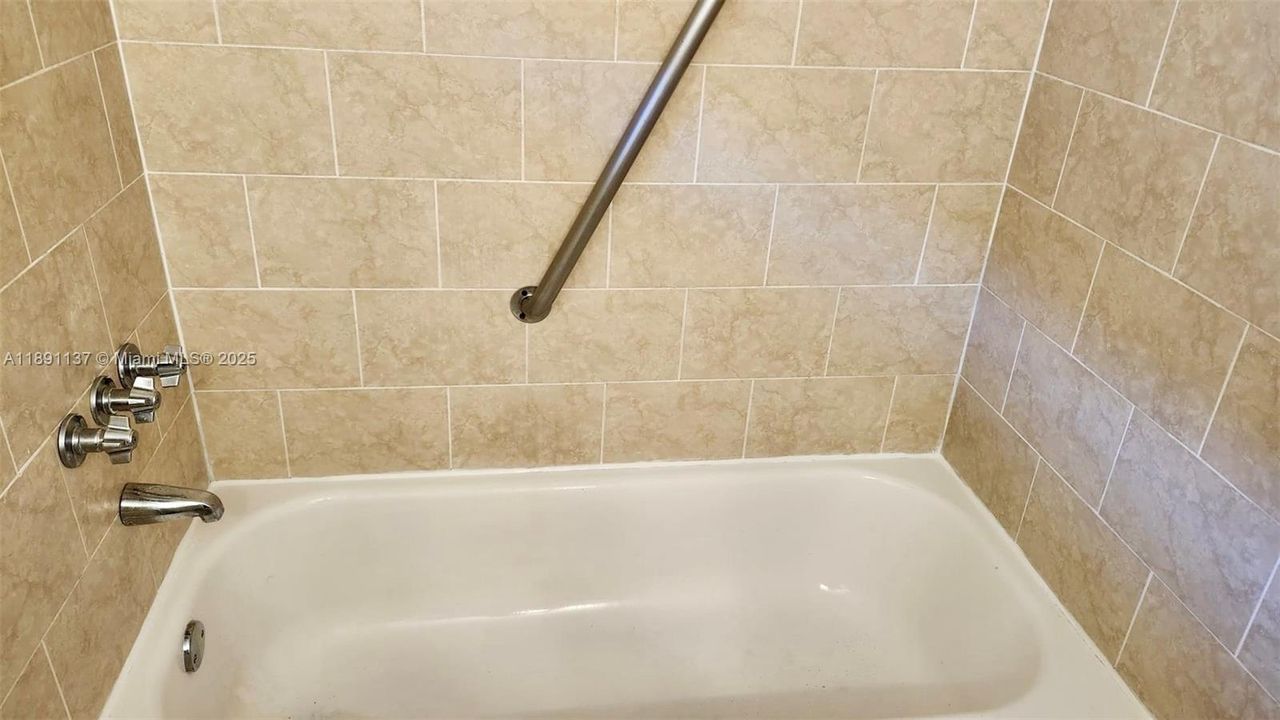 合同活跃: $1,750 (1 贝兹, 1 浴室, 800 平方英尺)