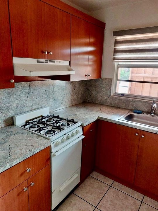 合同活跃: $1,750 (1 贝兹, 1 浴室, 800 平方英尺)