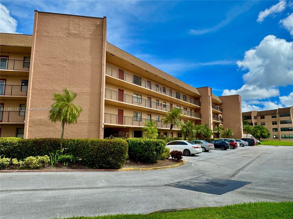 合同活跃: $127,000 (2 贝兹, 1 浴室, 793 平方英尺)