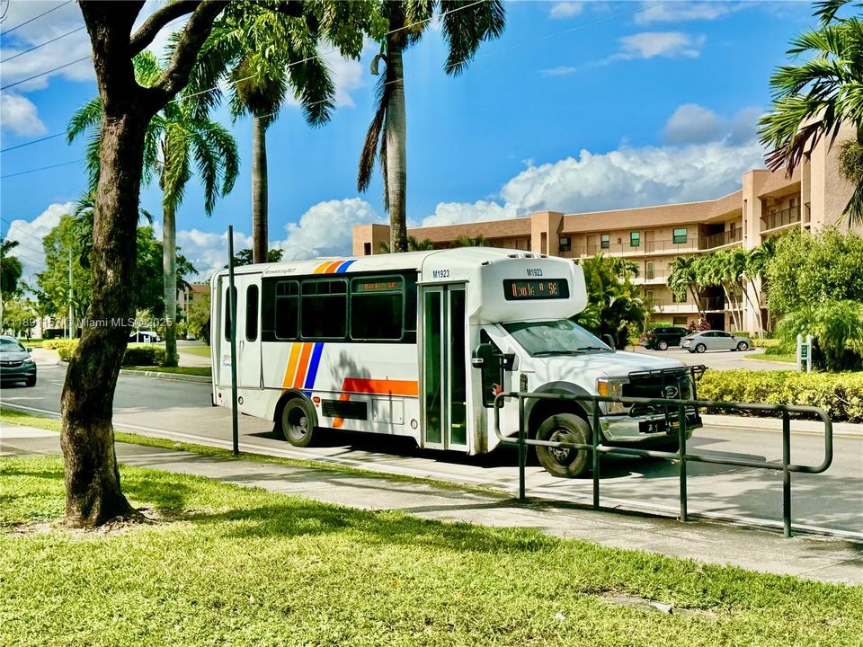 Community provides transportation around Sunrise Lakes