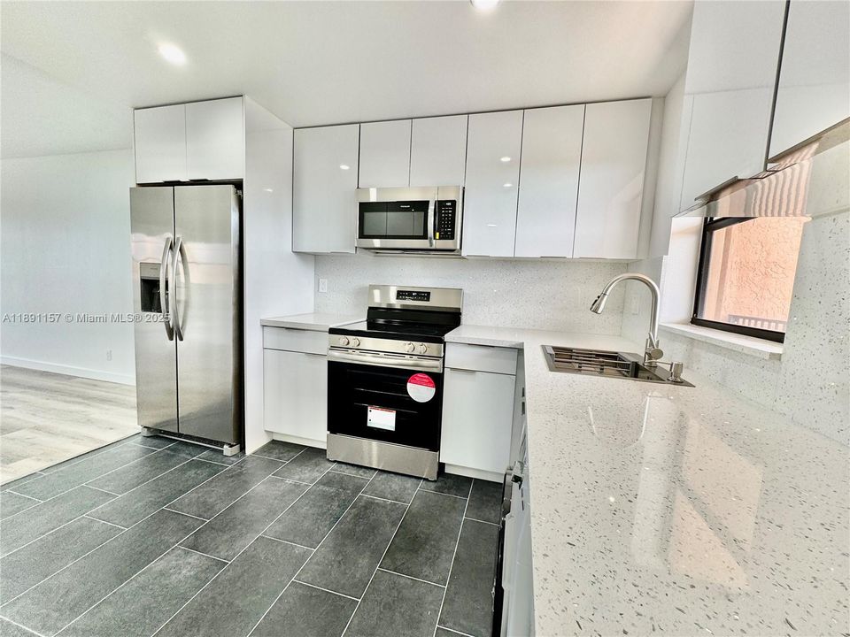 Quartz Countertops and Stainless Steel Appliances