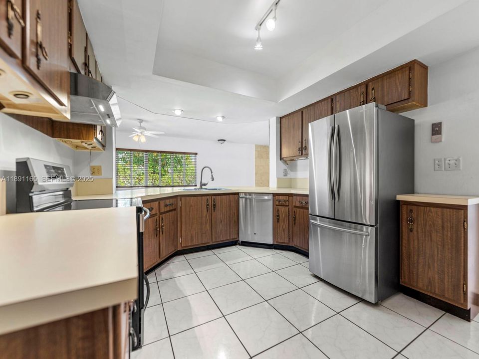 Под контрактом: $995,000 (3 спален, 2 ванн, 2056 Квадратных фут)