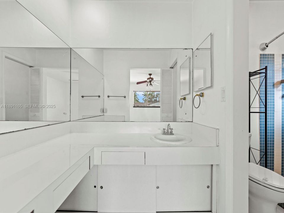 Под контрактом: $995,000 (3 спален, 2 ванн, 2056 Квадратных фут)