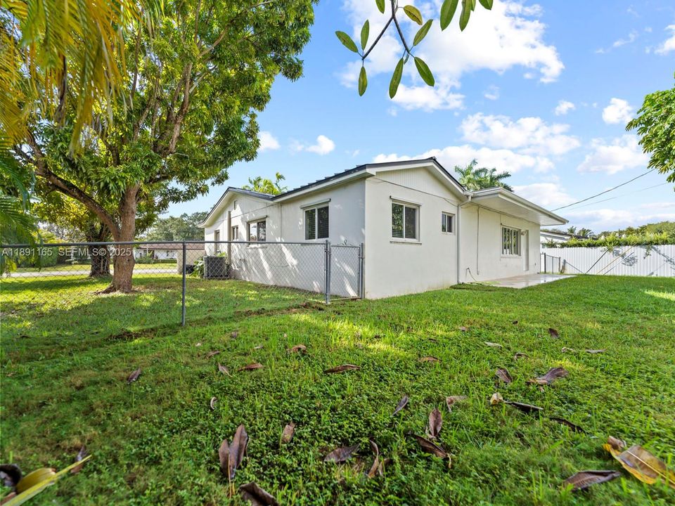 Под контрактом: $995,000 (3 спален, 2 ванн, 2056 Квадратных фут)