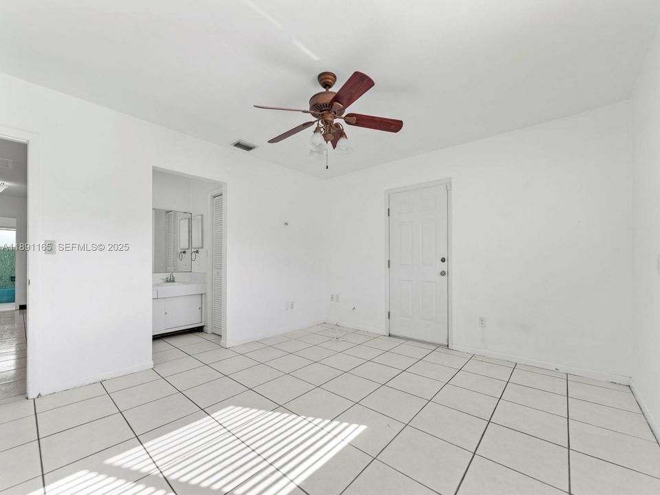 Под контрактом: $995,000 (3 спален, 2 ванн, 2056 Квадратных фут)