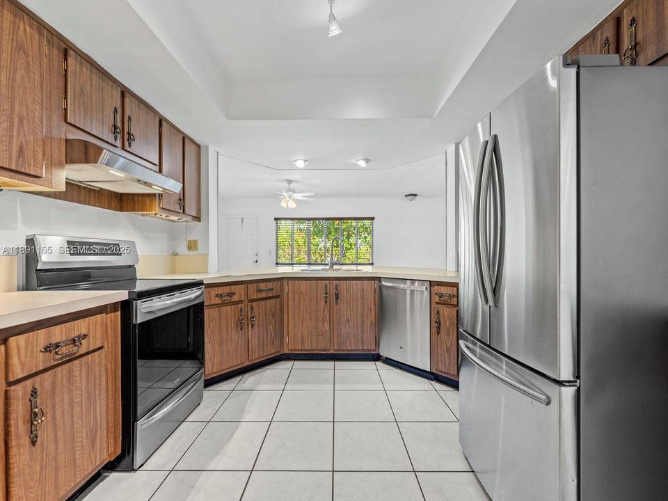 Под контрактом: $995,000 (3 спален, 2 ванн, 2056 Квадратных фут)