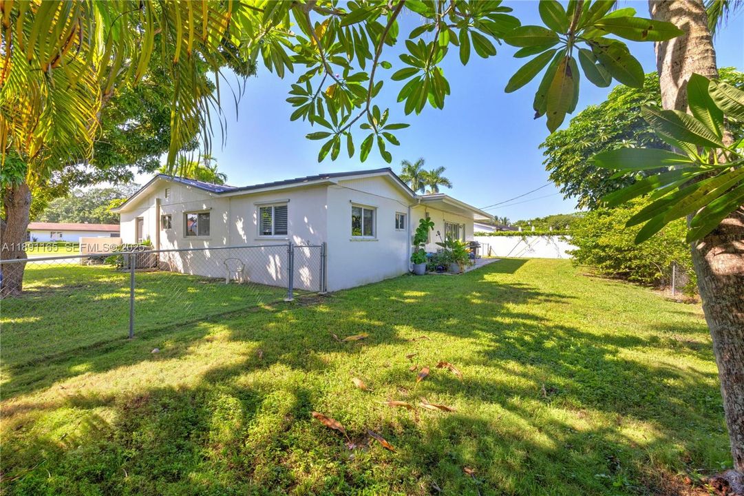 Под контрактом: $995,000 (3 спален, 2 ванн, 2056 Квадратных фут)