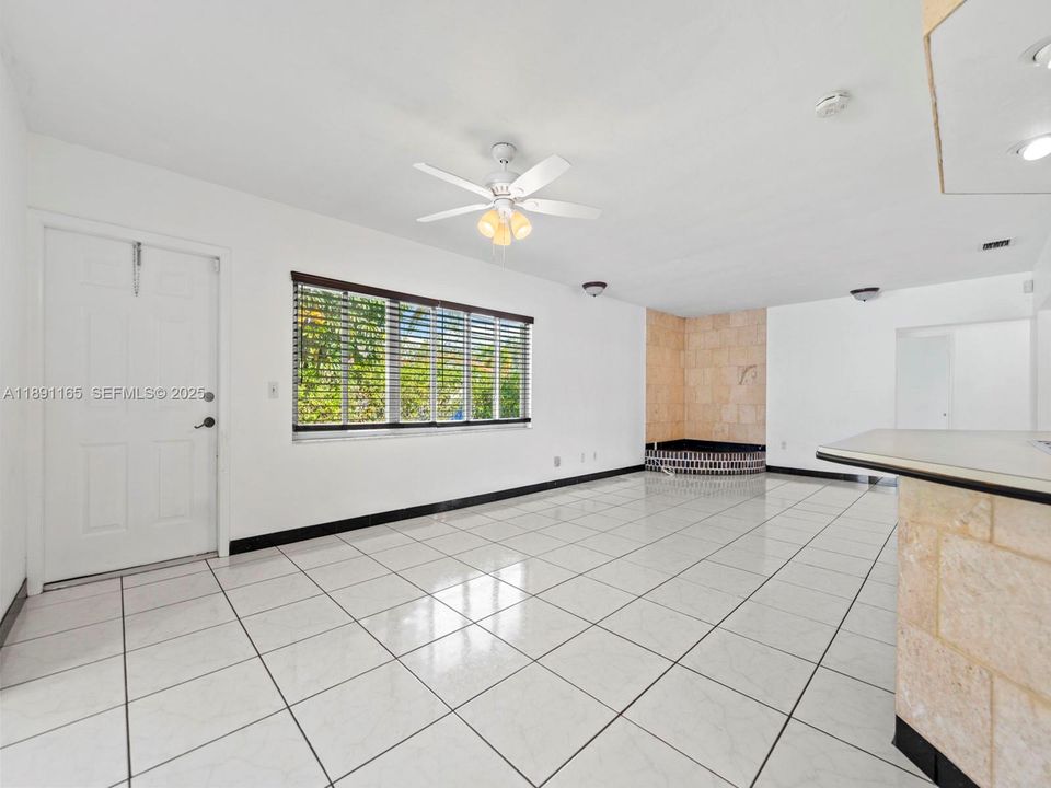 Под контрактом: $995,000 (3 спален, 2 ванн, 2056 Квадратных фут)