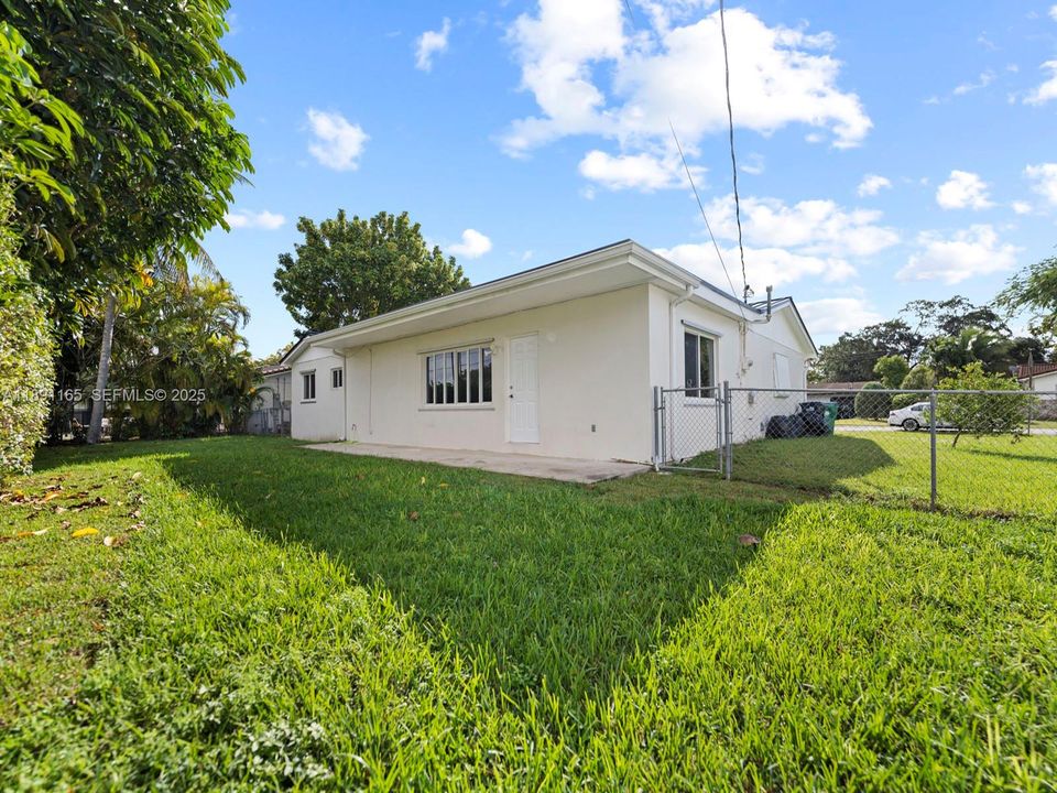 Под контрактом: $995,000 (3 спален, 2 ванн, 2056 Квадратных фут)