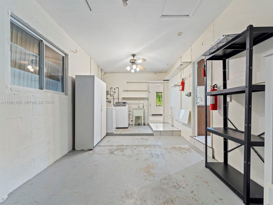 Под контрактом: $995,000 (3 спален, 2 ванн, 2056 Квадратных фут)