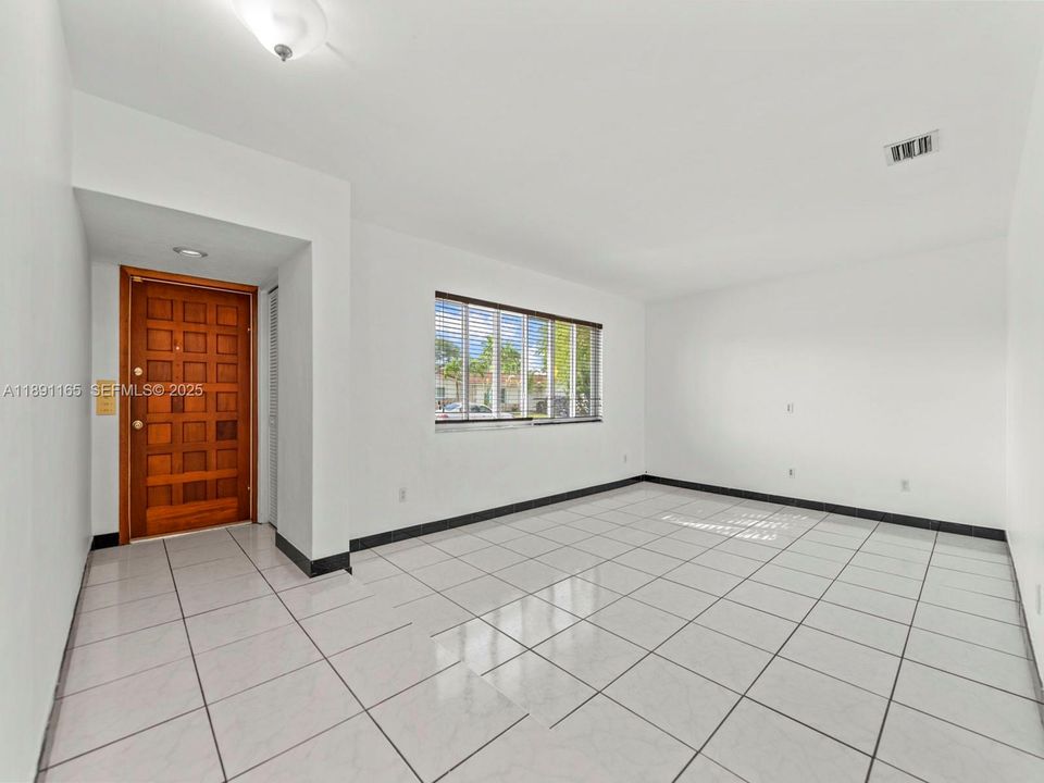 Под контрактом: $995,000 (3 спален, 2 ванн, 2056 Квадратных фут)