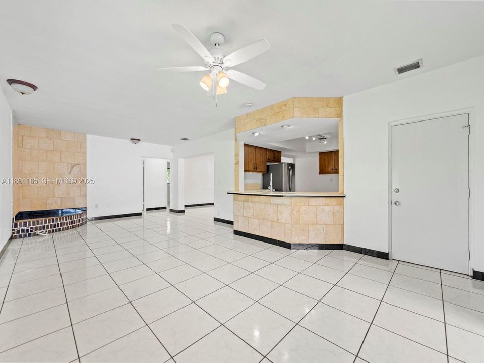 Под контрактом: $995,000 (3 спален, 2 ванн, 2056 Квадратных фут)