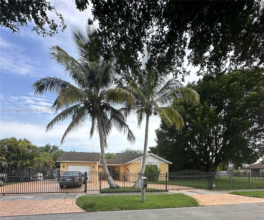 Под контрактом: $634,900 (4 спален, 2 ванн, 1525 Квадратных фут)