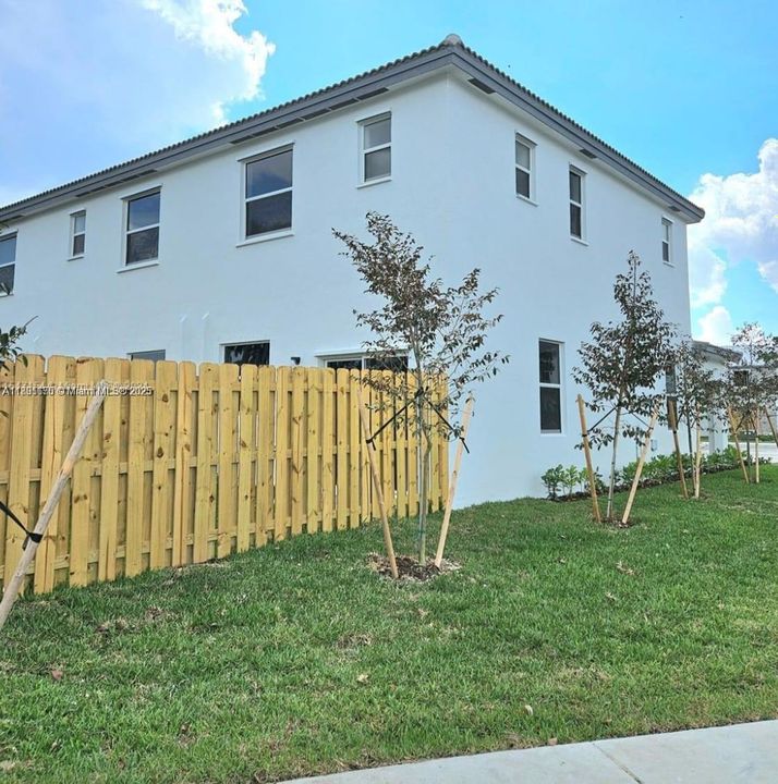 Active With Contract: $2,400 (3 beds, 3 baths, 0 Square Feet)