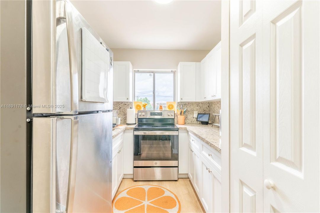 For Sale: $275,000 (2 beds, 1 baths, 760 Square Feet)