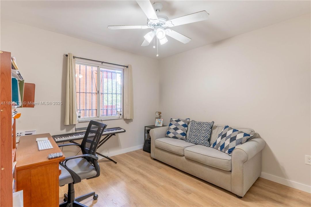 For Sale: $275,000 (2 beds, 1 baths, 760 Square Feet)