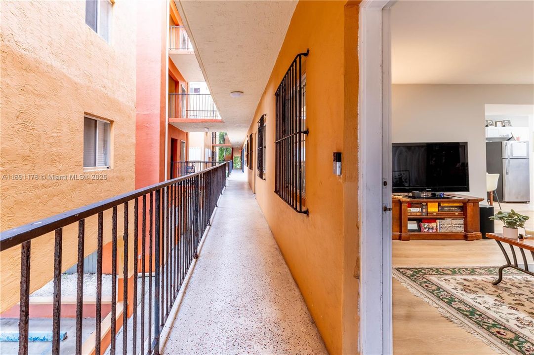 For Sale: $275,000 (2 beds, 1 baths, 760 Square Feet)